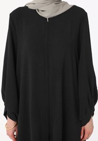 Modanisa Klassisk frakke - black