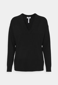 Černý svetr s výstřihem do V a dlouhými rukávy, vyrobený z měkké pleteniny. Má žebrované manžety a lem. Jednoduchý, nezdobený design.
