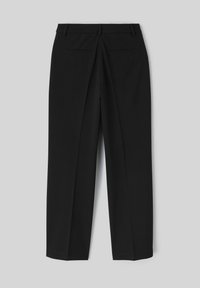 Pantalon noir à coupe droite, en tissu lisse, avec deux poches arrière et de légères plis pour plus de texture.