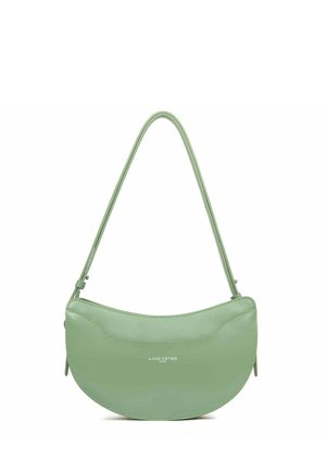 Sac à main en cuir vert avec une forme incurvée et une longue sangle, présentant des coutures minimalistes et un logo embossé sur le devant.