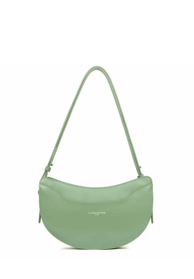 Borsa a tracolla in pelle verde con forma curva e una lunga tracolla, caratterizzata da cuciture minime e un logo impresso sul davanti.