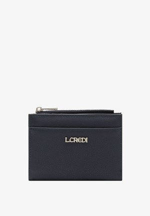 Portefeuille en cuir bleu foncé avec une finition texturée, comportant une poche zippée et un logo en relief sur le devant. Design rectangulaire compact.