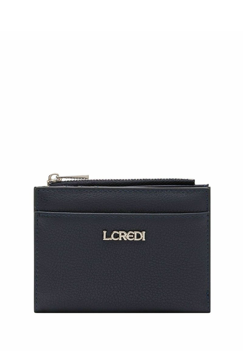 Dunkelblaues Lederportemonnaie mit einer strukturierten Oberfläche, ausgestattet mit einem Reißverschlussfach und einem geprägten Logo auf der Vorderseite. Kompaktes, rechteckiges Design.