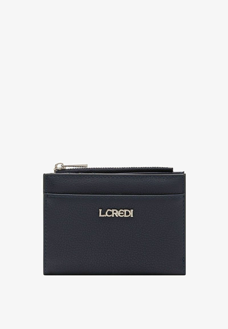 Dunkelblaues Lederportemonnaie mit einer strukturierten Oberfläche, ausgestattet mit einem Reißverschlussfach und einem geprägten Logo auf der Vorderseite. Kompaktes, rechteckiges Design.