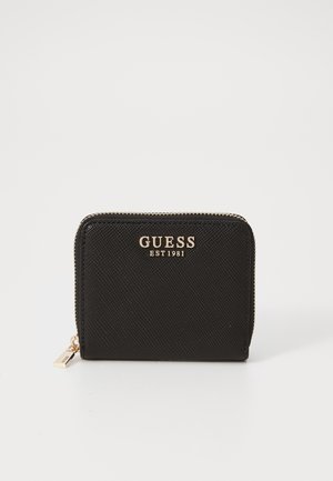 Schwarze Geldbörse aus strukturiertem Material, mit einem goldenen Reißverschluss, goldenen Logo "GUESS EST 1981" und rechteckiger Form.