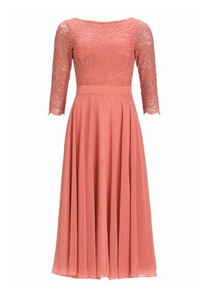 Koronkowa sukienka z koralowego materiału i szyfonu, z dopasowanym gorsetem, rękawami o długości trzech ćwierć oraz zwiewną, plisowaną spódnicą. Zamek błyskawiczny z tyłu.