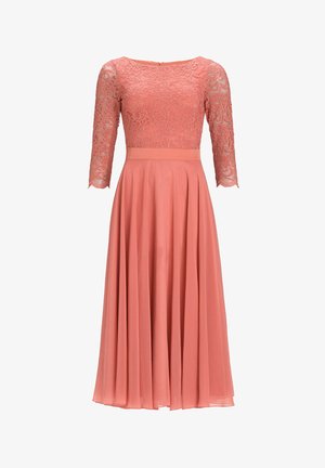 Koronkowa sukienka z koralowego materiału i szyfonu, z dopasowanym gorsetem, rękawami o długości trzech ćwierć oraz zwiewną, plisowaną spódnicą. Zamek błyskawiczny z tyłu.