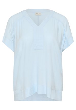 Blouse bleu clair à manches courtes avec col en V, épaules froncées et ourlet large, confectionnée dans un tissu doux et léger.