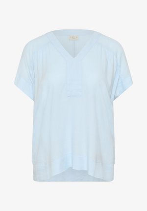 Vaaleansininen lyhythihainen pusero V-kaula-aukkolla, kerätyillä olkapäillä ja leveällä helmalla, valmistettu pehmeästä, kevyestä kankaasta.