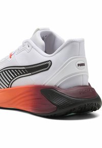 Weißer Sportschuh mit schwarzen Akzenten und einer Farbverlaufsohle von Orange bis Burgunderrot. Netzmaterial mit gepolstertem Kragen und markantem Logo.
