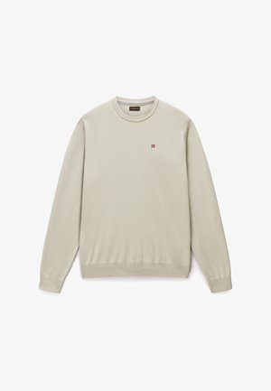 Jasno beżowy sweter z okrągłym dekoltem, długimi rękawami i małym czerwono-białym logo flagi na lewej piersi.