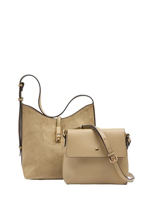 Dwie beżowe skórzane torebki na ramię z regulowanymi paskami, jedna z klapką i złotym guzikiem, druga zamszowa z zapięciem.