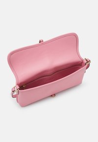 COACH HAMPTONS BAG - Kézitáska - bubblegum