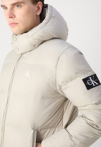 Calvin Klein Jeans ESSENTIALS JACKET - Piumino - flint gray
