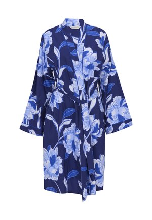 Blauwe bloemen kimono-stijl badjas met wijde mouwen en een bijpassende stoffen riem gestrikt in de taille.