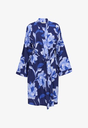 Blauwe bloemen kimono-stijl badjas met wijde mouwen en een bijpassende stoffen riem gestrikt in de taille.
