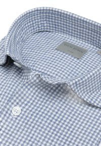 Blå og hvid ternet skjorte krave med en slim fit label. Stofstrukturen er blød og har en knaplukning med diskrete syninger.