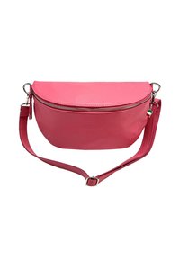 Roze leren crossbody tas met een ritssluiting, gebogen ontwerp, verstelbare schouderband en een klein accent van de Italiaanse vlag. Soepele textuur.