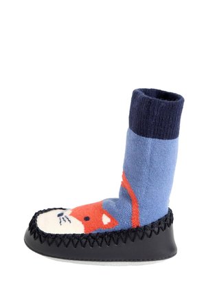 Blauwe en marineblauwe slofsok voor peuters met rood vosgezicht ontwerp en zwarte gestikte zool voor gebruik binnenshuis.