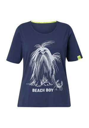 T-shirt in cotone navy a maniche corte con una grafica bianca che rappresenta una creatura pelosa e un granchio, accompagnata dal testo "BEACH BOY." Collo giallo neon.