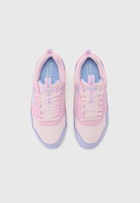 Lichtroze sport sneakers met een bovenkant van mesh, paarse accenten en witte veters. Voorzien van een gevoerde binnenzool en een trekhaak voor gemakkelijk aan- en uittrekken.