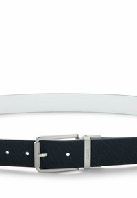 Granatowy pasek gumowy z teksturowanym wzorem i srebrną metalową klamrą z wytłoczonym logo. Regulowany z wieloma otworami do dostosowania rozmiaru.