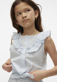 Blusa a righe blu chiaro e bianca con colletto arricciato, chiusura a bottoni e dettaglio in vita a fiocco. Tessuto morbido, design senza maniche.
