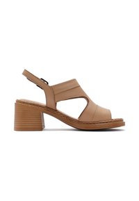 Sandal cu tacco in pelle beige con design ritagliato, cinturino slingback e tacco a blocco impilato testurizzato. Presenta dettagli cuciti lungo la suola.