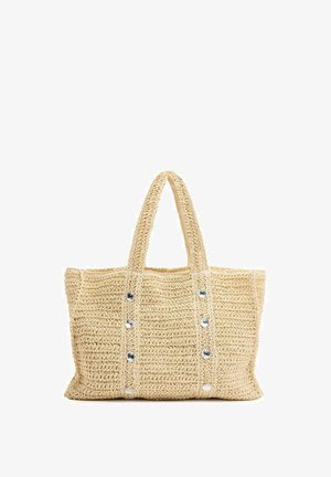 Bolsa de yute tejida con dos asas resistentes, presenta botones decorativos en tono plateado a lo largo del frente y un acabado texturizado de fibra natural.
