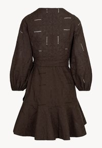 Brązowa sukienka wyszywana, z długimi bufkami, dopasowanym talią i rozkloszowanym dołem. Posiada wycięcia i fakturowany materiał.