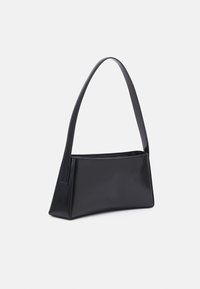 Calvin Klein REFINED SCULPT BAG SHINY - Bolso de mano - black