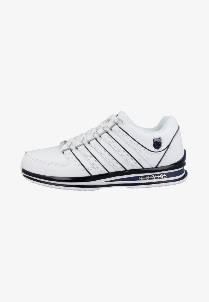 Weiße Sportschuhe mit schwarzen Akzenten, aus synthetischem Material, mit sechs Schnürsenkeln und einem auffälligen Logo. Strukturiertes Profil und gepolsterter Schaft.