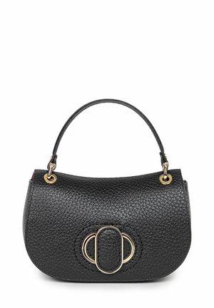 Czarna skórzana torebka o ziarnistej fakturze, okrągłym uchwycie na górze i złotym owalnym akcentem na froncie. Kompaktowy i sztywny kształt.