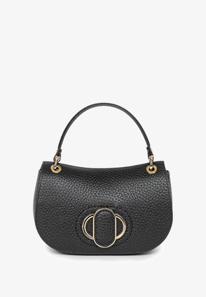 Czarna skórzana torebka o ziarnistej fakturze, okrągłym uchwycie na górze i złotym owalnym akcentem na froncie. Kompaktowy i sztywny kształt.