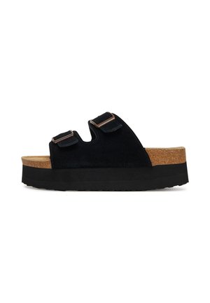 Zwarte suède teenslipper met twee verstelbare riemen, kurken voetbed en een zwarte plateauzool. Voorzien van een textuur voor betere grip.