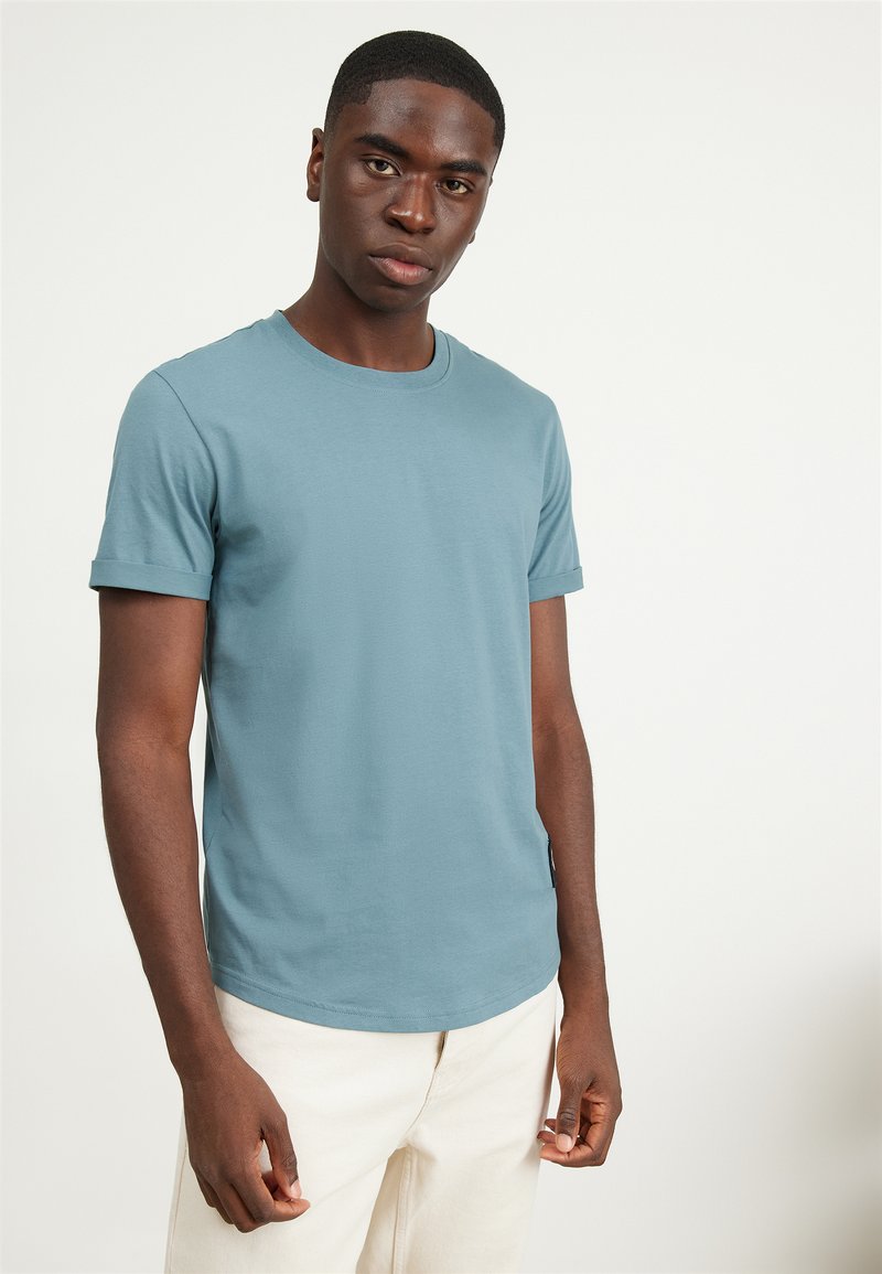 Calvin Klein Jeans BADGE TURN UP SLEEVE - T-shirts - goblin blue