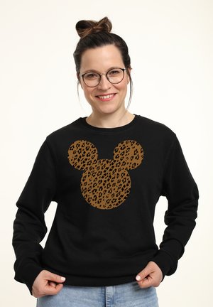 Czarny sweatshirt z dużym, brązowym wzorem w panterkę sylwetki Myszki Miki na przodzie. Tkanina wydaje się miękka i casualowa.