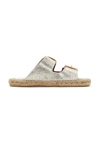 Metalen zilveren espadrille sandaal met jute zool, open ontwerp, twee bovenste uitsparingen en gouden hardwareaccenten. Textuur oppervlak met matte afwerking.