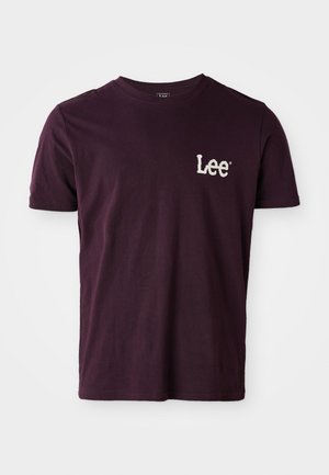 Tricou din bumbac bordo cu guler rotund, mâneci scurte și un mic logo alb Lee brodat pe pieptul stâng. Textură netedă.