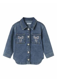 Jeansjacka med knappframsida, två bröstfickor med rosa rosettbroderi och rundad nederkant. Tyget har en klassisk blåtvättad textur.