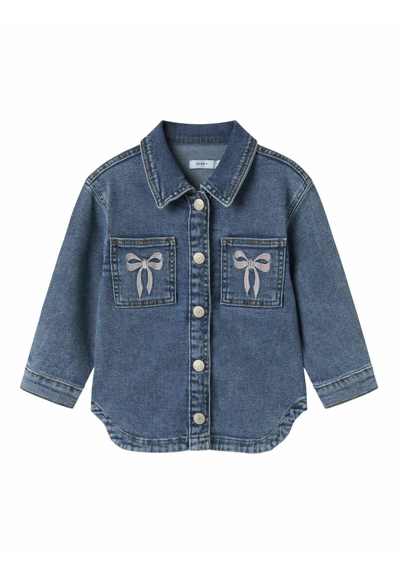 Jeansjacka med knappframsida, två bröstfickor med rosa rosettbroderi och rundad nederkant. Tyget har en klassisk blåtvättad textur.