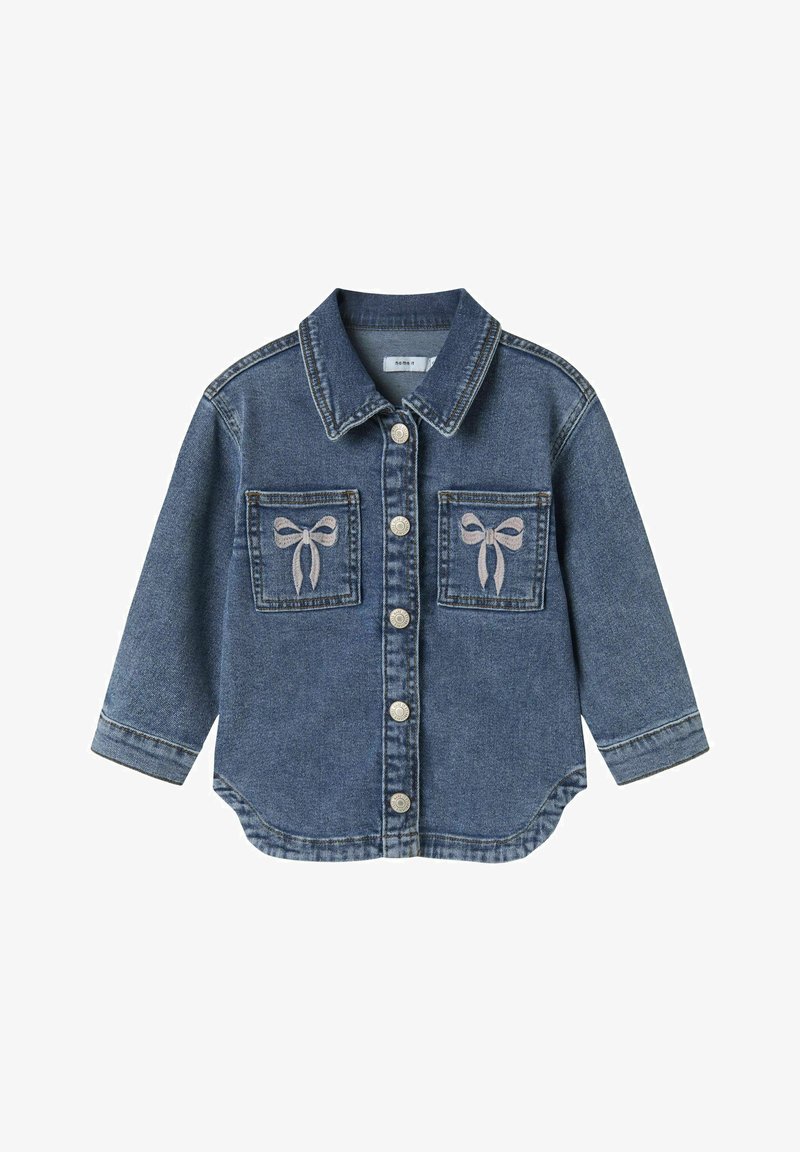 Jeansjacka med knappframsida, två bröstfickor med rosa rosettbroderi och rundad nederkant. Tyget har en klassisk blåtvättad textur.