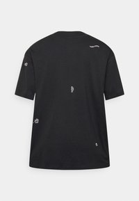 Černé bavlněné tričko s krátkými rukávy. Obsahuje bílé logo na zádech a rukávech, volný střih a kulatý výstřih.