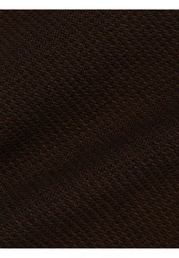 Brauner Strickstoff mit einem strukturierten Muster, das eine Mischung aus dunklen und mittleren Brauntönen für mehr Tiefe aufweist. Gleichmäßig gewebte Struktur. 