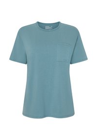 Korte mouw, ronde hals t-shirt van zacht blauwe stof, met een enkele borstzak en subtiele branding nabij de halslijn.