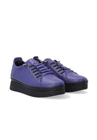 Fioletowe skórzane sneakersy z zaokrąglonym noskiem, płaskimi sznurowadłami i czarnymi gumowymi podeszwami w niskiej konstrukcji na koturnie.
