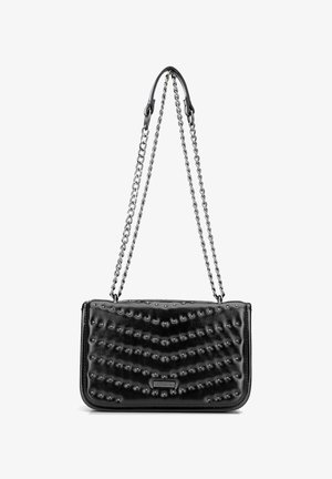 Czarna skórzana torebka z pikowaną fakturą, ozdobiona srebrnymi ćwiekami. Pasek z łańcuszka, prostokątny kształt, polerowane wykończenie, metalowe logo.