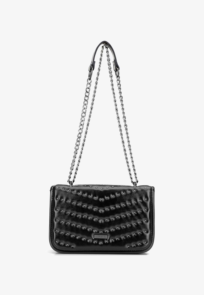 Borsa a mano in pelle nera con trama trapuntata, decorata con borchie argento. Tracolla a catena, forma rettangolare, finitura lucida, dettaglio con logo in metallo.