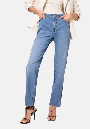 Jeans a vita alta di colore blu chiaro con un design a gamba dritta, realizzati in tessuto denim, dotati di tasche frontali e un aspetto senza cuciture.