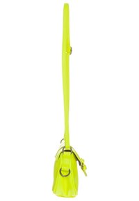 Borsa a mano gialla neon realizzata in materiale liscio, con una sola tracolla regolabile, forma arrotondata e dettagli in metallo.